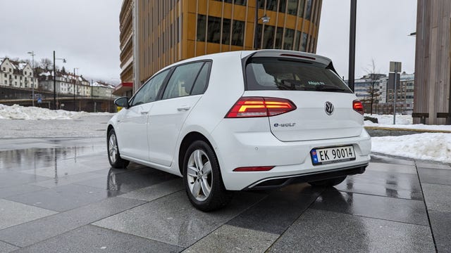WVWZZZAUZJ8908142 2018 VOLKSWAGEN GOLF-2