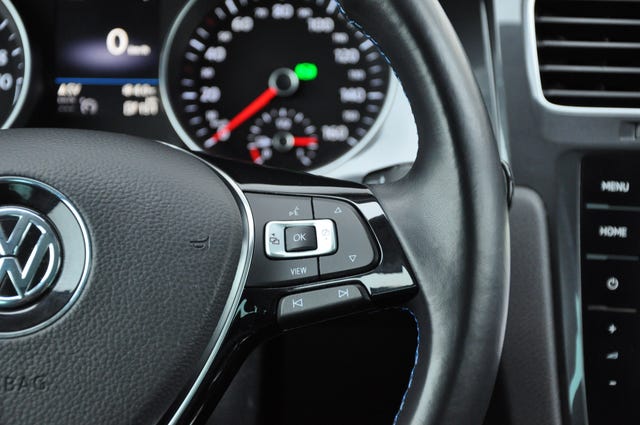 2019 VOLKSWAGEN GOLF - 19