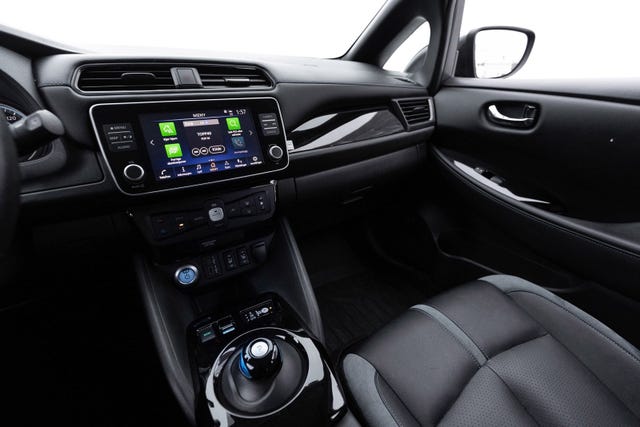 2022 NISSAN LEAF - 11