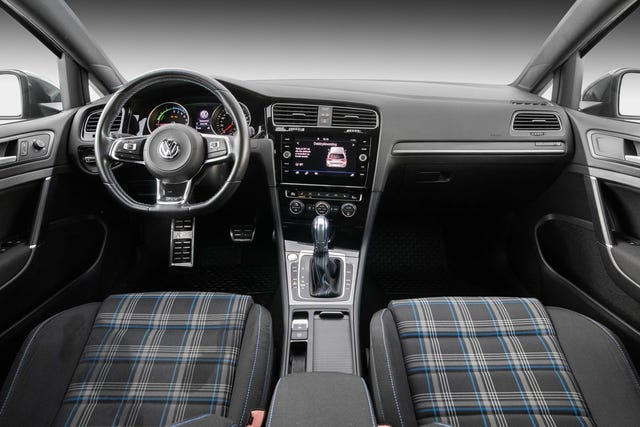 2019 VOLKSWAGEN GOLF - 19
