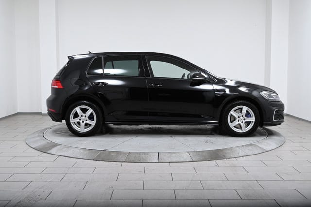 WVWZZZAUZJW801301 2018 VOLKSWAGEN GOLF-1