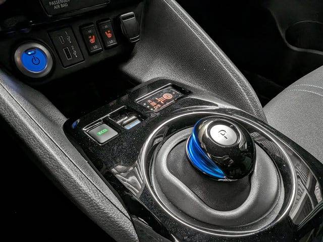 2022 NISSAN LEAF - 25