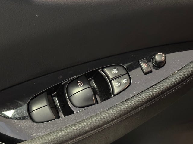 2018 NISSAN LEAF - 18