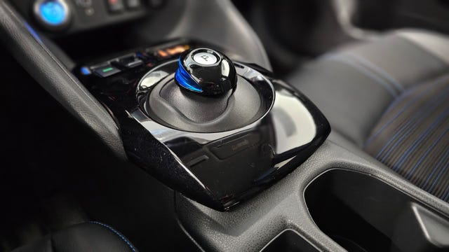 2020 NISSAN LEAF - 25