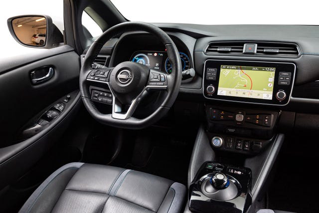 2022 NISSAN LEAF - 28