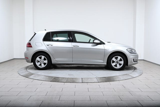 WVWZZZAUZJW913328 2018 VOLKSWAGEN GOLF-1