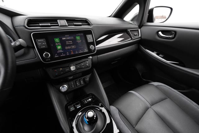 2022 NISSAN LEAF - 11