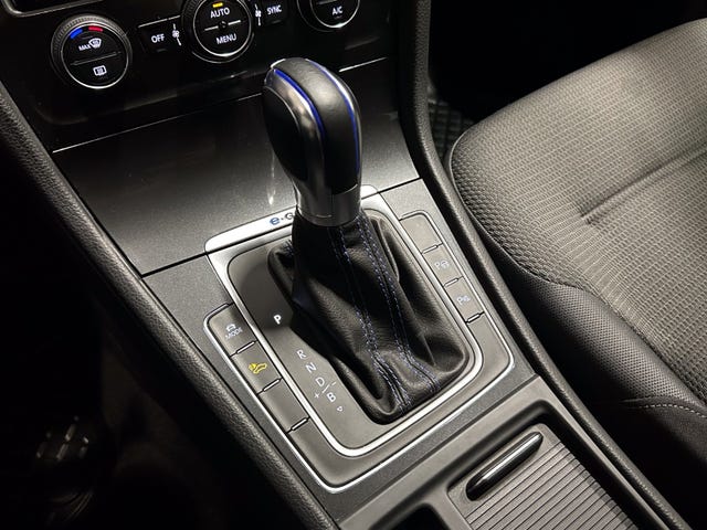 2018 VOLKSWAGEN GOLF - 33