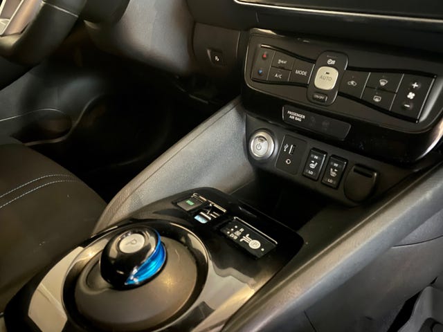 2018 NISSAN LEAF - 18