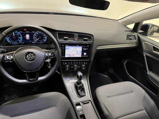 2018 VOLKSWAGEN GOLF - 32
