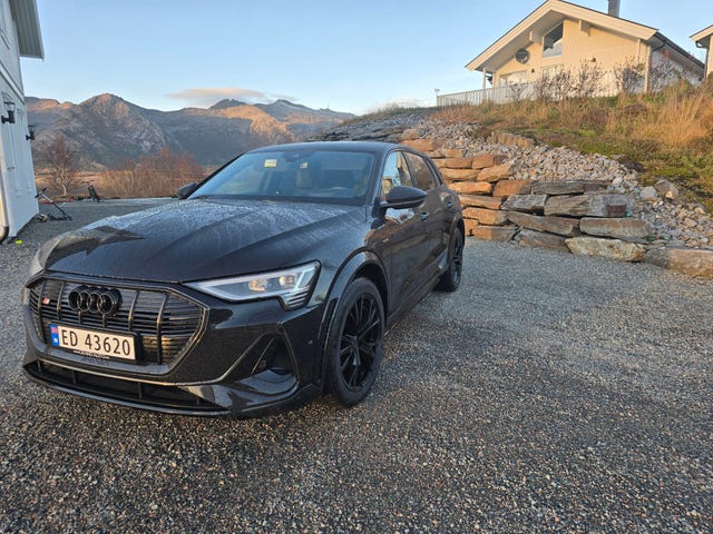 null 2021 AUDI E-TRON-4