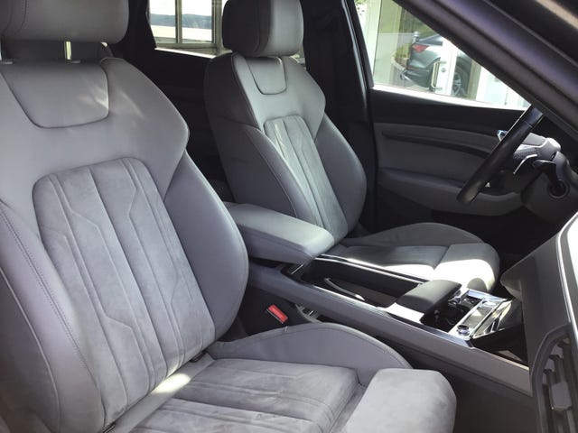 WAUZZZGE8LB037600 2020 AUDI E-TRON-2