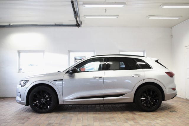 null 2021 AUDI E-TRON-2