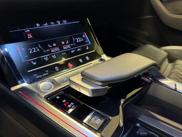 2020 AUDI E-TRON - 32
