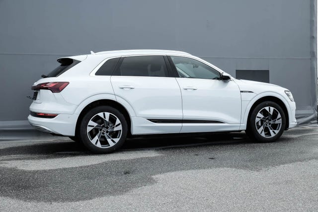null 2021 AUDI E-TRON-5