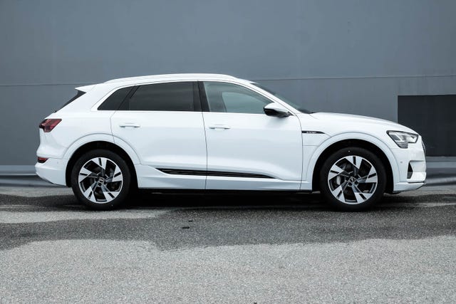 null 2021 AUDI E-TRON-4