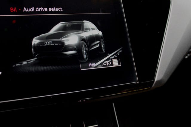 2020 AUDI E-TRON - 52
