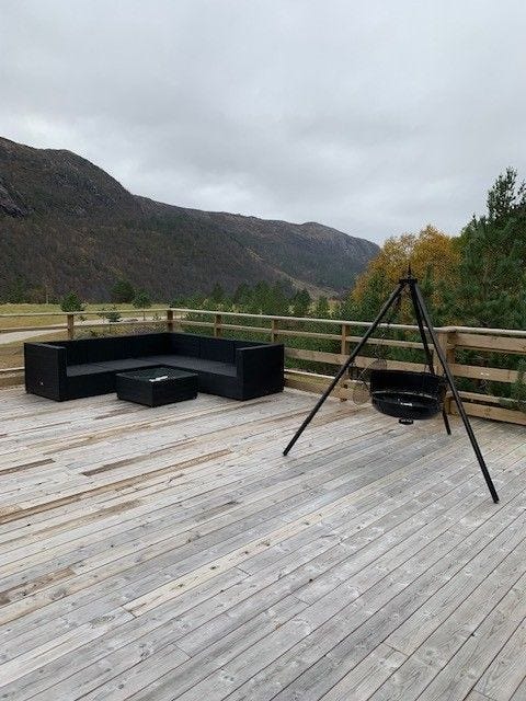 Terrassen med utemøbler og bålpanne Galleribilde