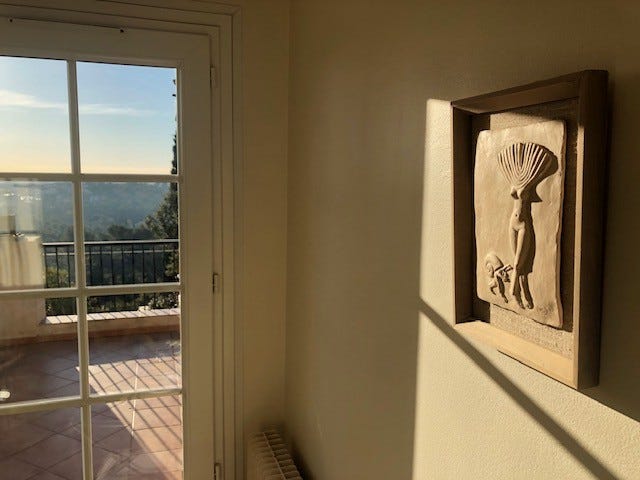 Utgang fra kjøkken til en romslig terrasse Galleribilde