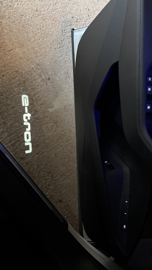 2020 AUDI E-TRON - 32