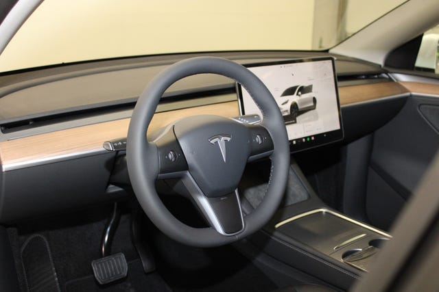 2025 TESLA MODEL Y - 10