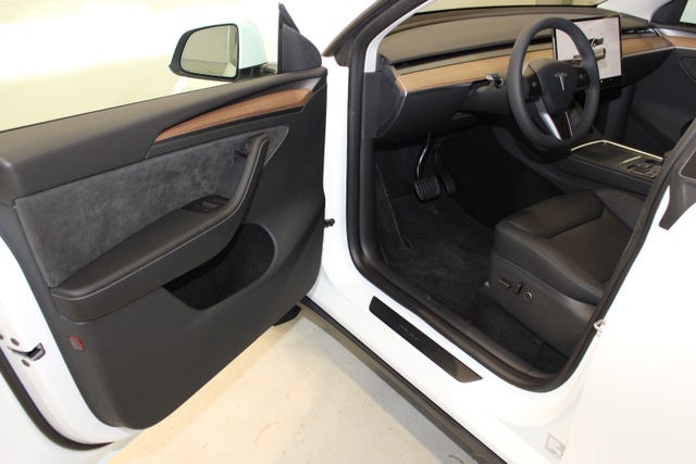 2025 TESLA MODEL Y - 8