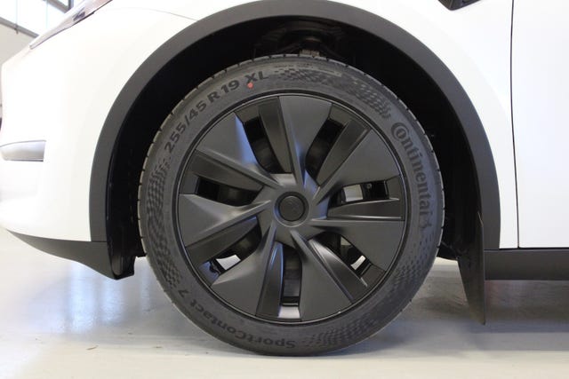 2025 TESLA MODEL Y - 7