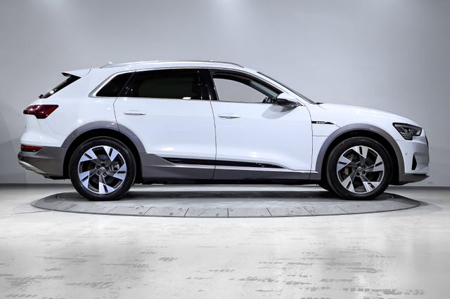 null 2020 AUDI E-TRON-5