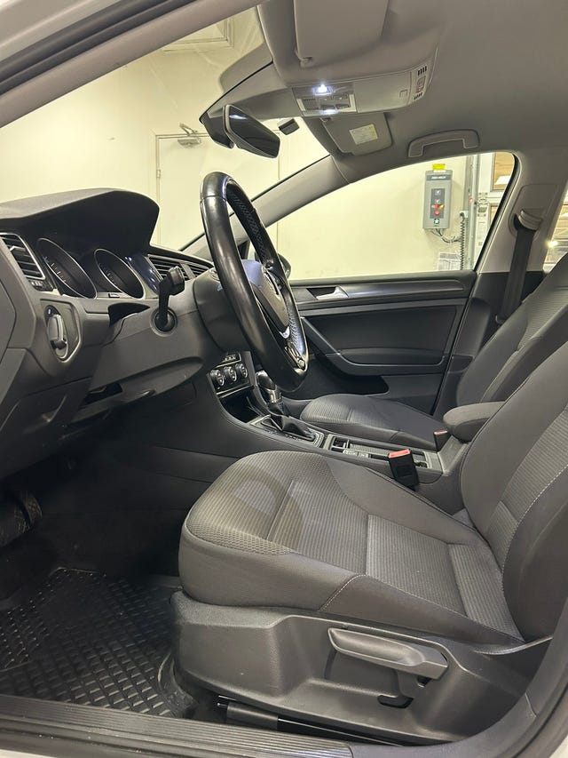 2019 VOLKSWAGEN GOLF - 19