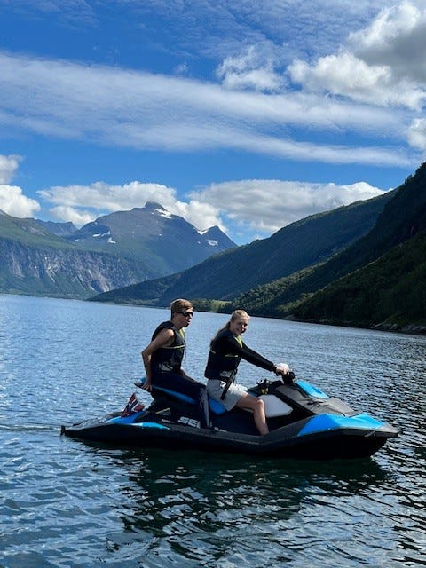 Vannscooter er gøy for store og små Galleribilde
