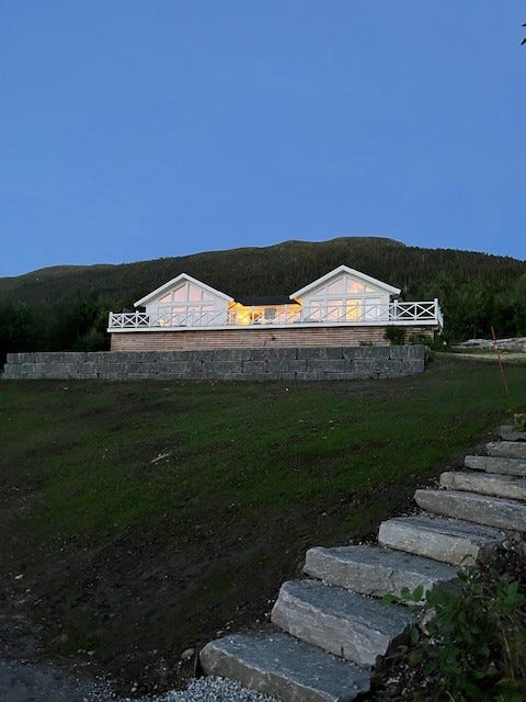 Hytta sett nedenfra Galleribilde