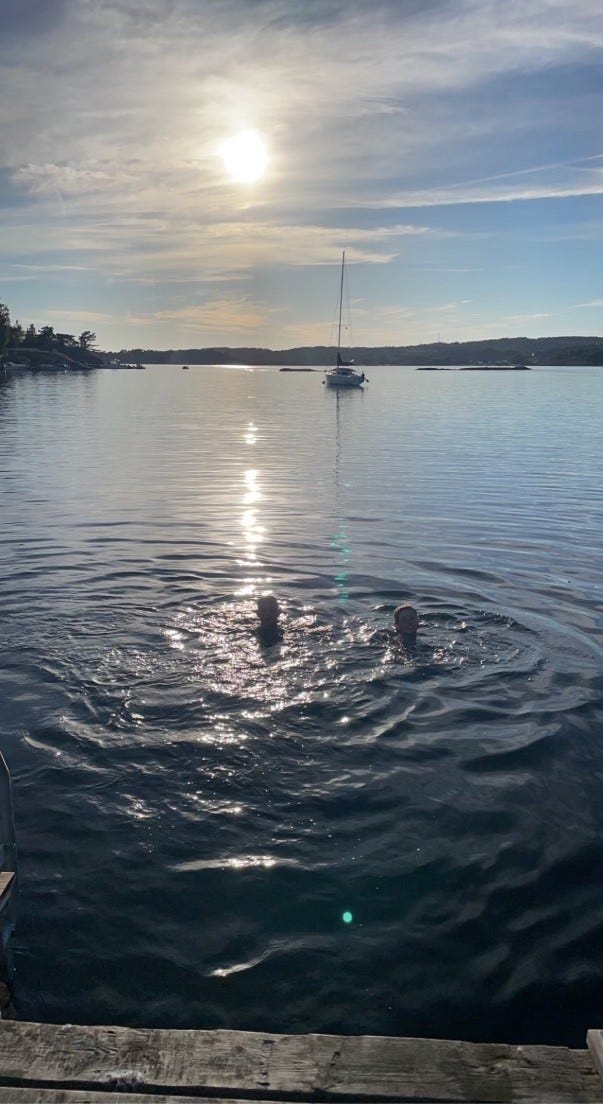 det er kort vei til bading fra bryggen Galleribilde