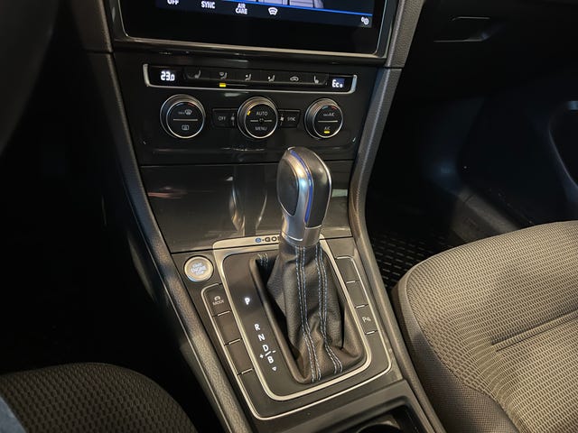 2019 VOLKSWAGEN GOLF - 19