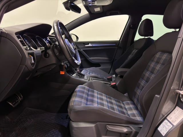 2019 VOLKSWAGEN GOLF - 19