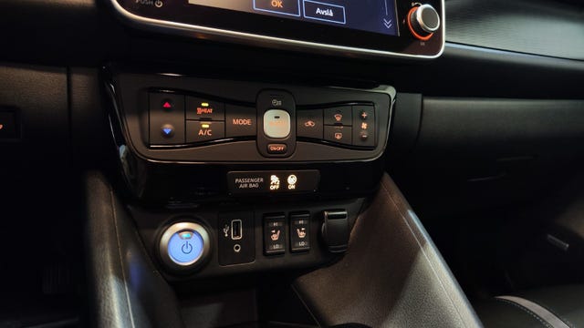 2020 NISSAN LEAF - 24
