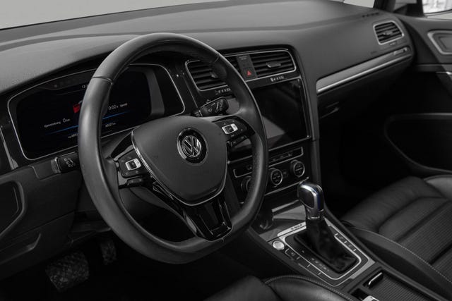 2019 VOLKSWAGEN GOLF - 19