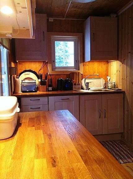 Kjøkken med ny komfyr og oppvaskmaskin Galleribilde