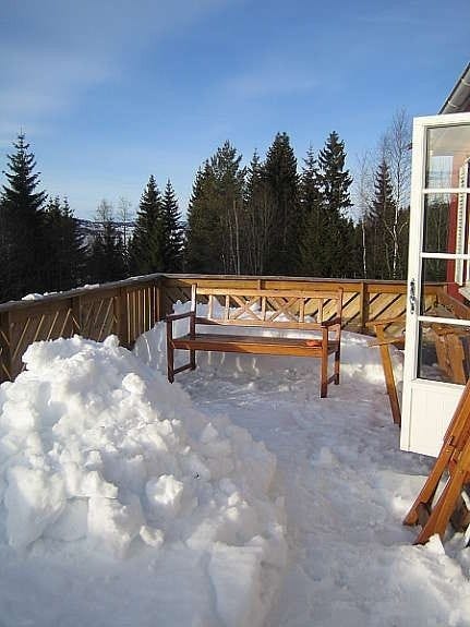 Solfylt vinterveranda på Fjordtitt- før måking. Galleribilde