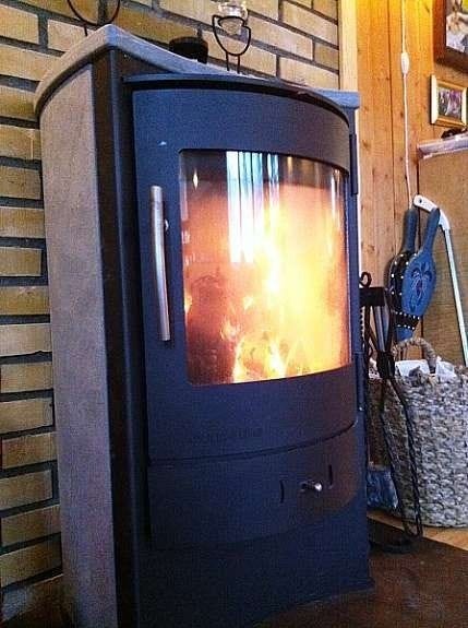 Varmt og godt med energieffektiv peisovn Galleribilde