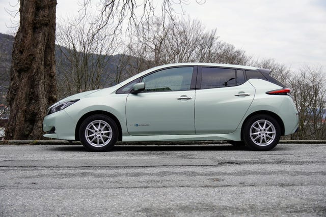 SJNFAAZE1U0017148 2018 NISSAN LEAF-2