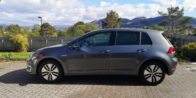 WVWZZZAUZK8908988 2019 VOLKSWAGEN GOLF-2