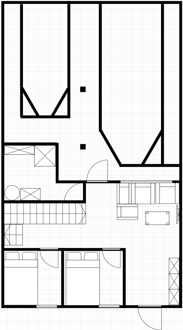 Planløsning 1. etg. Det er montert mobilt gulvdekke over den minste båtplassen, hvor det står hagemøbler. Galleribilde