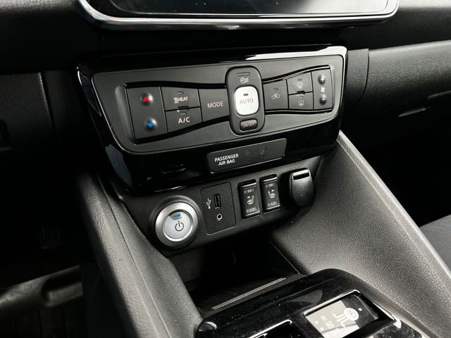 2018 NISSAN LEAF - 27