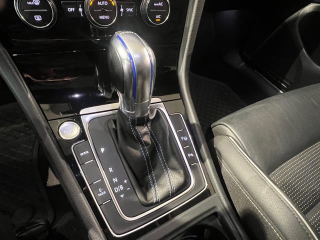 2018 VOLKSWAGEN GOLF - 18