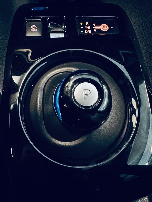 2018 NISSAN LEAF - 18