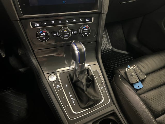 2018 VOLKSWAGEN GOLF - 30