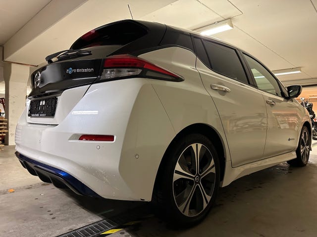 2018 NISSAN LEAF - 11