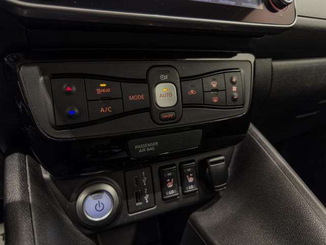 2022 NISSAN LEAF - 27