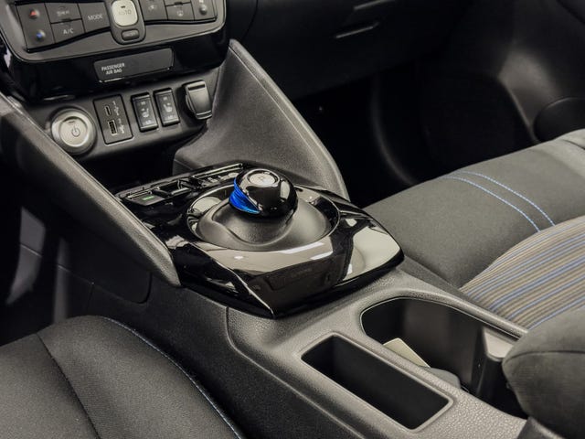 2022 NISSAN LEAF - 28