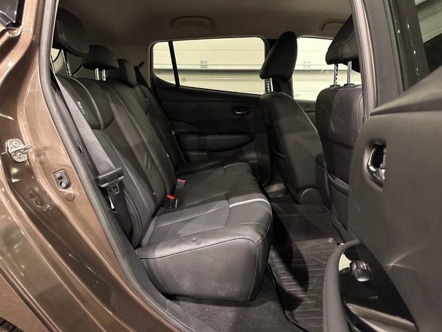 2018 NISSAN LEAF - 11